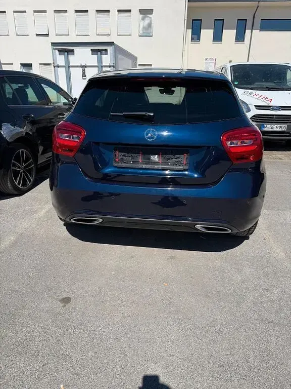 Używany Mercedes A180 116 KM (85 kW) 2018 Niebieski Sedan/Limuzyna
