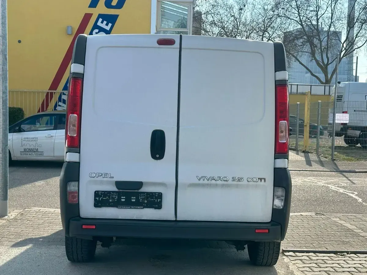 Gebraucht Opel Vivaro 145 PS (106 kW) 2011 Weiß Van / Kleinbus