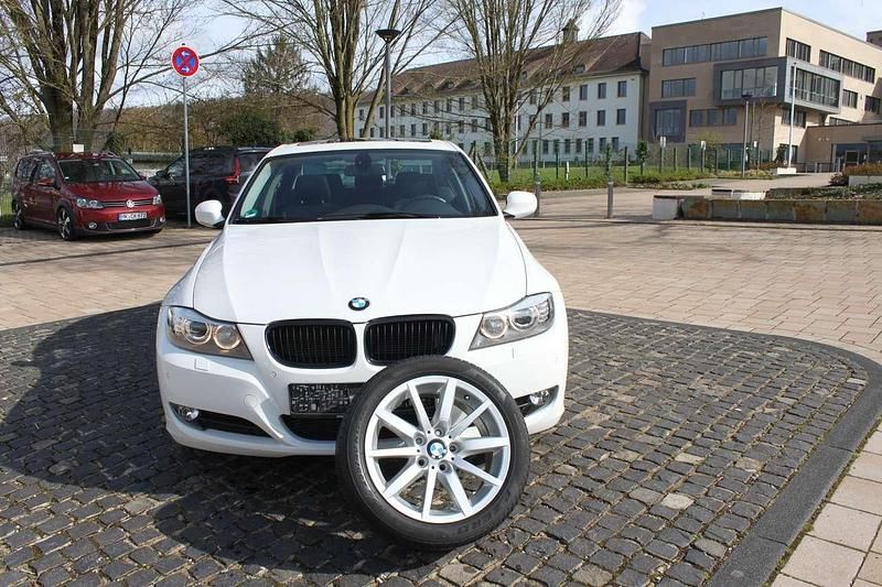 Gebraucht BMW 325 Sport Line 204 PS (150 kW) 2011 Weiß Limousine