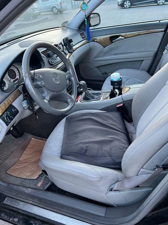 Gebraucht Mercedes E220 Avantgarde 170 PS (125 kW) 2007 Schwarz Limousine