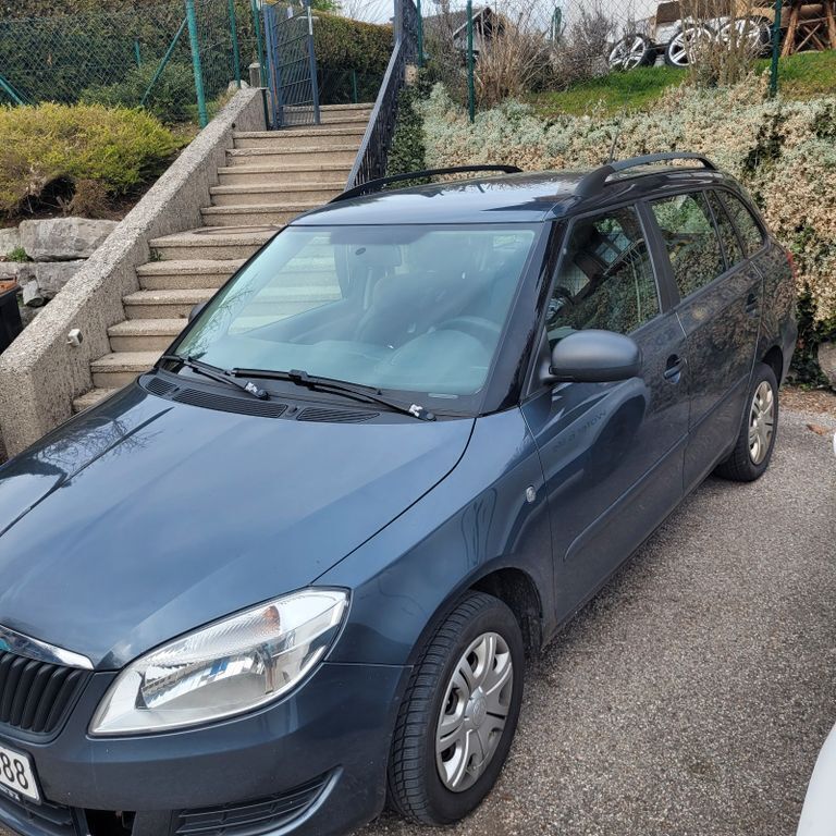 Grau Gebraucht 2010 Skoda Fabia Kombi | 2.800 € (Fairer Preis) - Bild 1/4