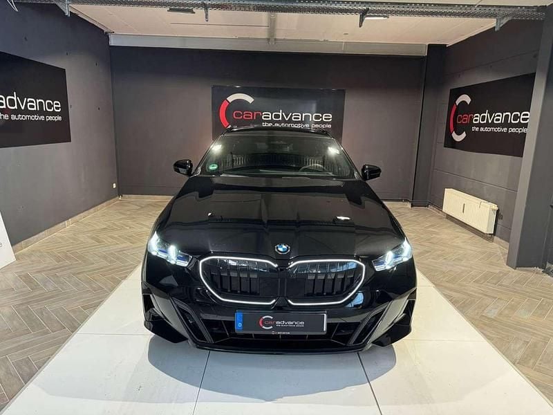 Black sapphire metallic Gebraucht 2025 BMW 540 M Sport Kombi | 76.990 € (Fairer Preis) - Bild 1/4