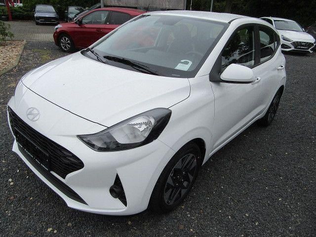 Weiß Gebraucht 2025 Hyundai i10 Trend Kleinwagen | 17.490 € (Fairer Preis) - Bild 1/4
