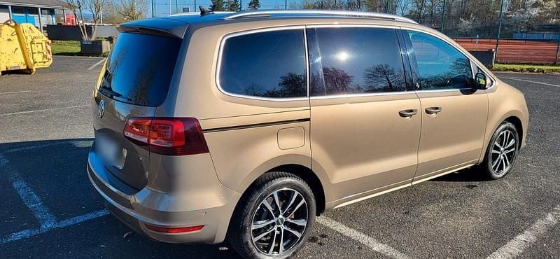 Gebraucht VW Sharan Sound 150 PS (110 kW) 2017 Braun Van / Kleinbus