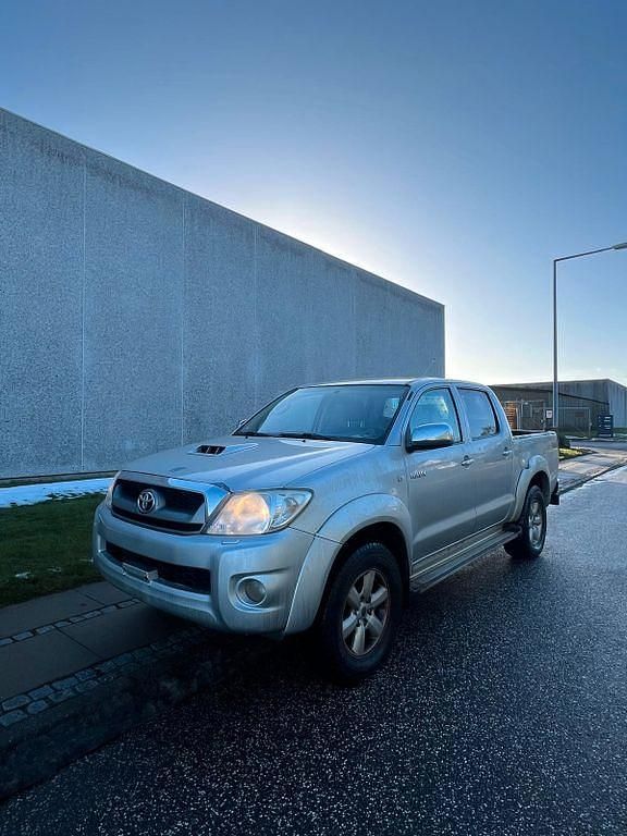 Silber Gebraucht 2011 Toyota HiLux Life Abholung | 12.000 € (Fairer Preis) - Bild 1/4