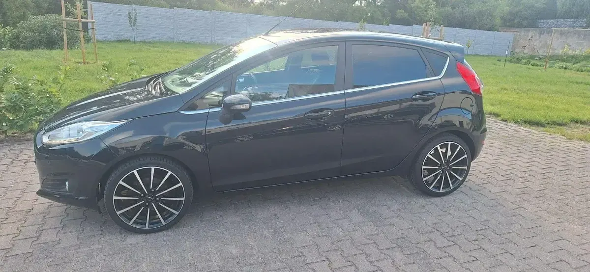 Gebraucht Ford Fiesta Individual 125 PS (91 kW) 2014 Schwarz Kleinwagen