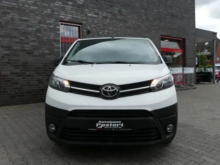 Weiß Gebraucht 2022 Toyota Proace Van | 29.450 € (Etwas zu teuer) - Bild 1/3