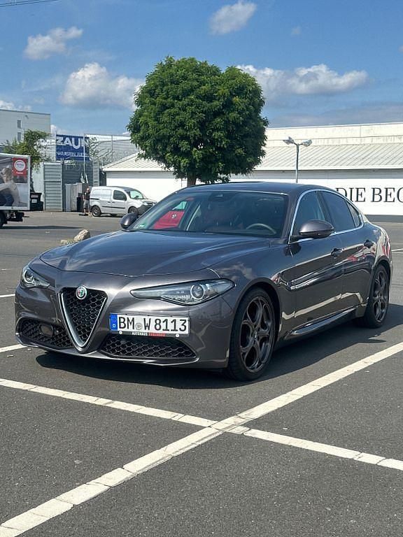 Grau Gebraucht 2016 Alfa Romeo Giulia Super Limousine | 17.900 € (Fairer Preis) - Bild 1/4