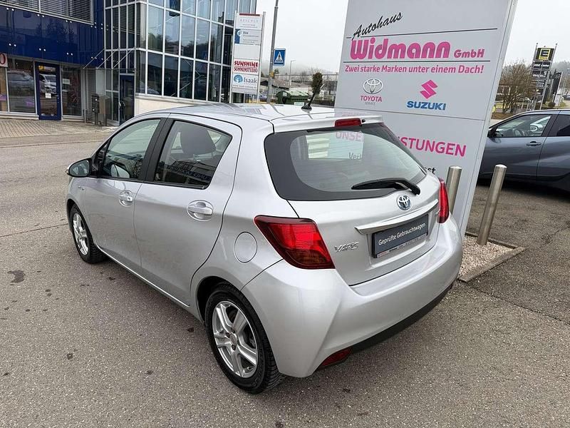Gebraucht Toyota Yaris Hybrid Comfort 101 PS (74 kW) 2015 Silber Kleinwagen