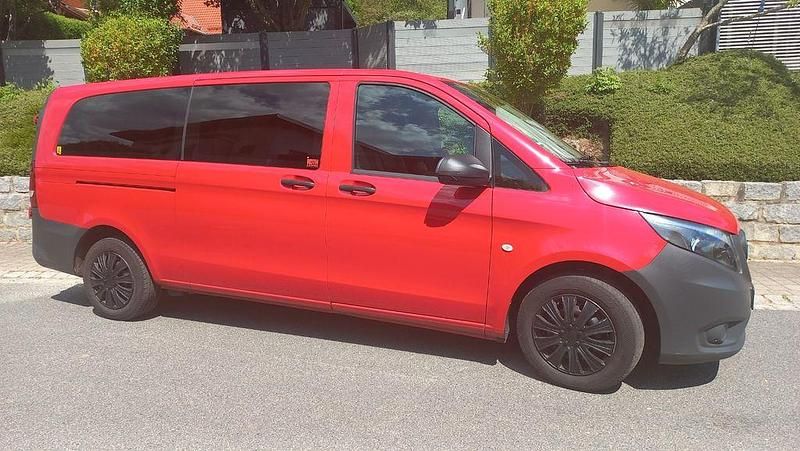 Rot Gebraucht 2017 Mercedes Vito Van / Kleinbus | 14.249 € (Teuer) - Bild 1/4