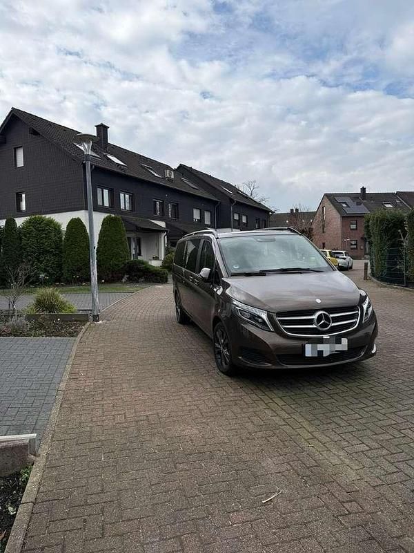 Gebraucht Mercedes V220 Edition 190 PS (139 kW) 2017 Braun Van / Kleinbus