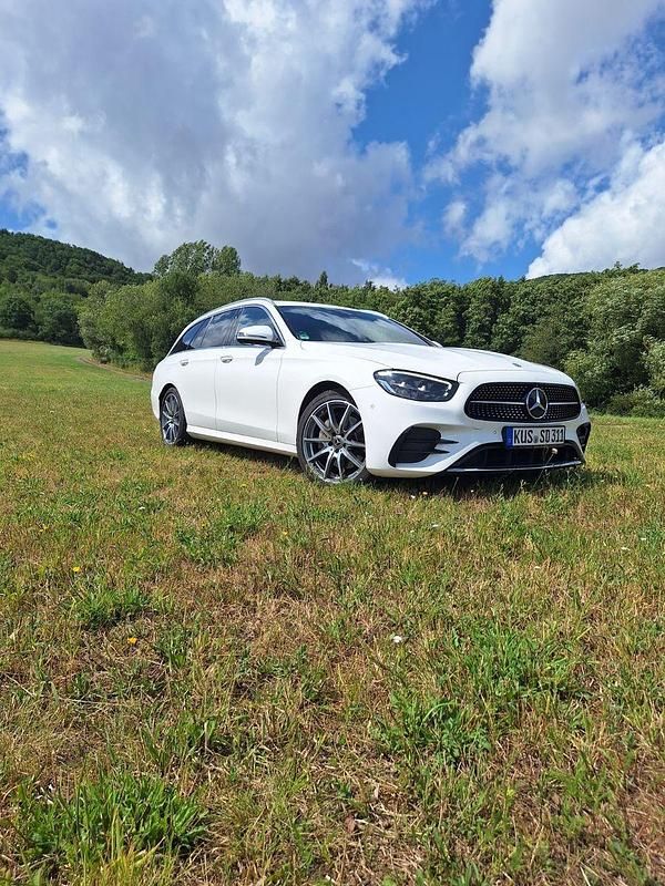 Gebraucht Mercedes E220 AMG line 200 PS (147 kW) 2023 Weiß Kombi