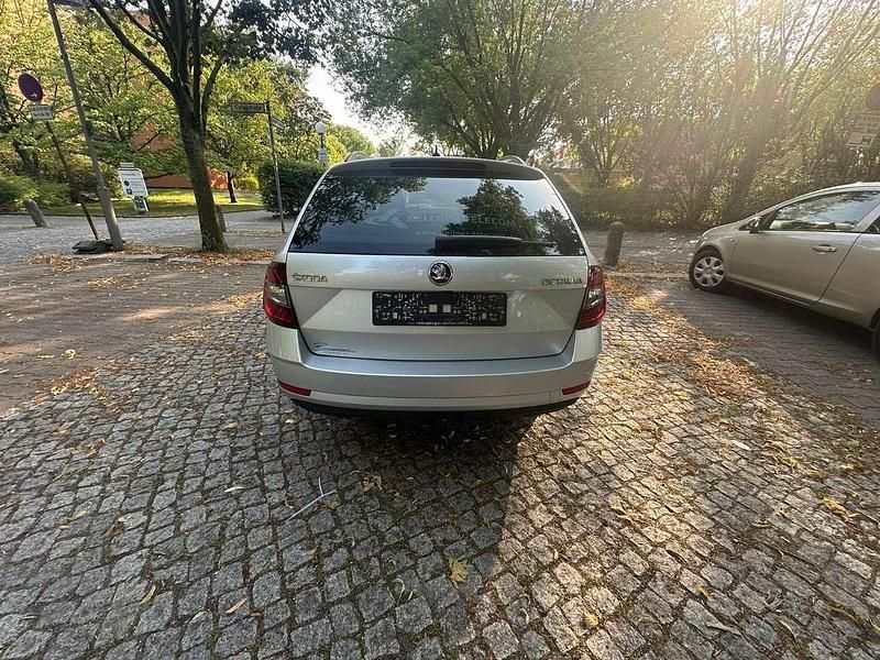 Gebraucht Skoda Octavia Style 116 PS (85 kW) 2018 Brilliantsilber metallic Kombi