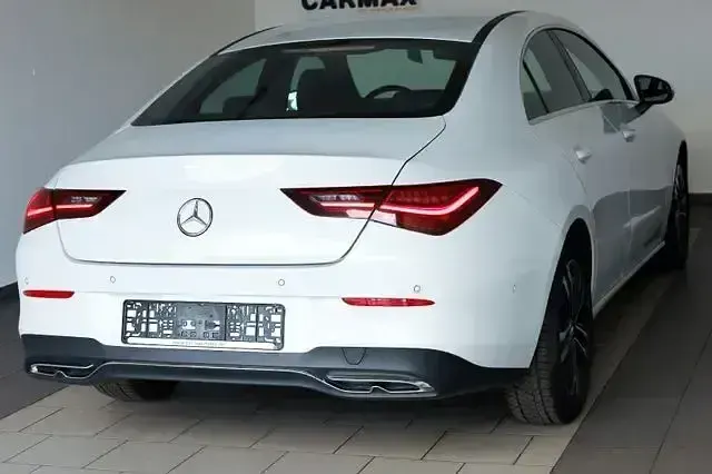 Gebraucht Mercedes CLA200 150 PS (110 kW) 2023 Digitalweiss  metalliclack (metallic) Coupé