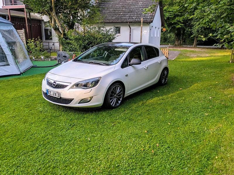 Gebraucht Opel Astra 140 PS (102 kW) 2011 Weiß Kleinwagen
