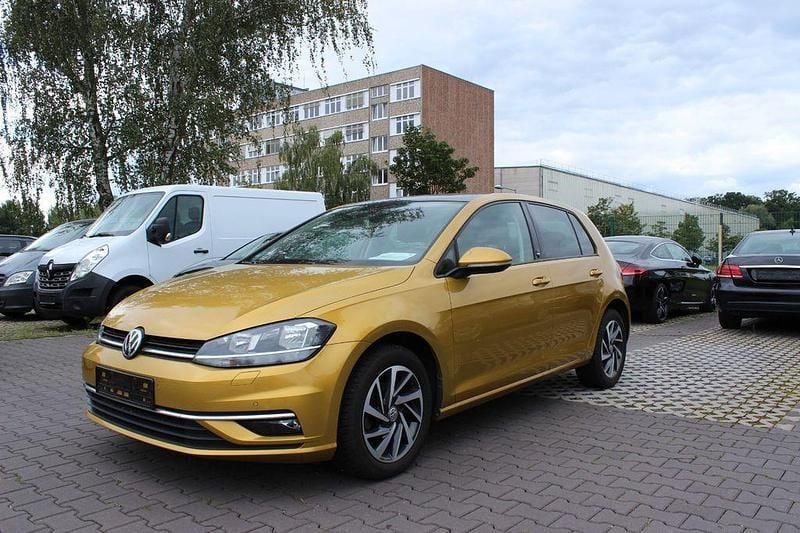Gelb Gebraucht 2018 VW Golf VII Sound Limousine | 13.950 € - Bild 1/4