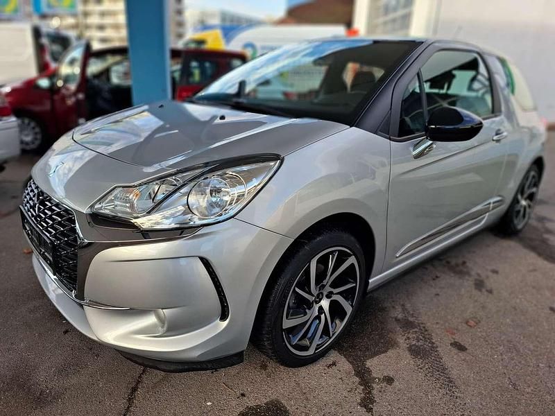 Grau aluminium Gebraucht 2016 DS Automobiles DS3 So Chic Kleinwagen | 8.980 € (Fairer Preis) - Bild 1/4