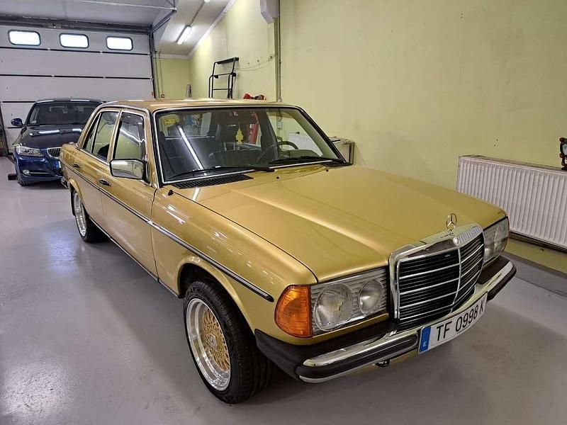 Gold Gebraucht 1979 Mercedes 300 Limousine | 19.000 € - Bild 1/4
