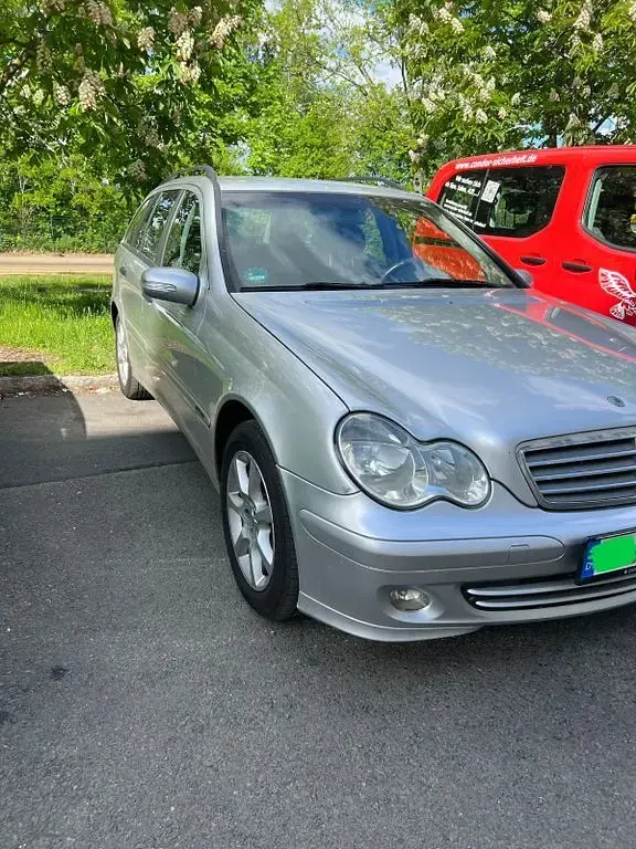 Second-hand Mercedes C220 Classic 150 CP (110 kW) 2004 Argintiu Berlinǎ