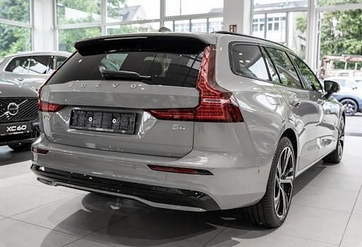 Neu Volvo V60 Plus 197 PS (144 kW) 2025 Grau Kombi