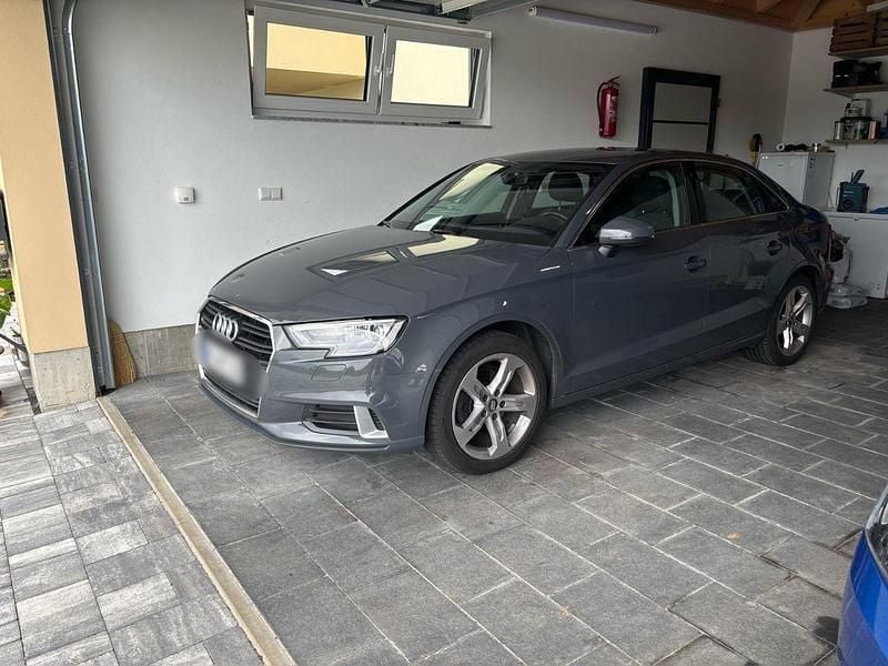 Grau Gebraucht 2018 Audi A3 Sport Limousine | 20.500 € (Fairer Preis) - Bild 1/4