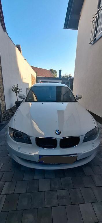 Weiß Gebraucht 2011 BMW 120 Kleinwagen | 4.050 € (Guter Preis) - Bild 1/4