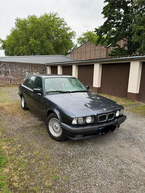 Grau Gebraucht 1995 BMW 525 Limousine | 9.000 € - Bild 1/4
