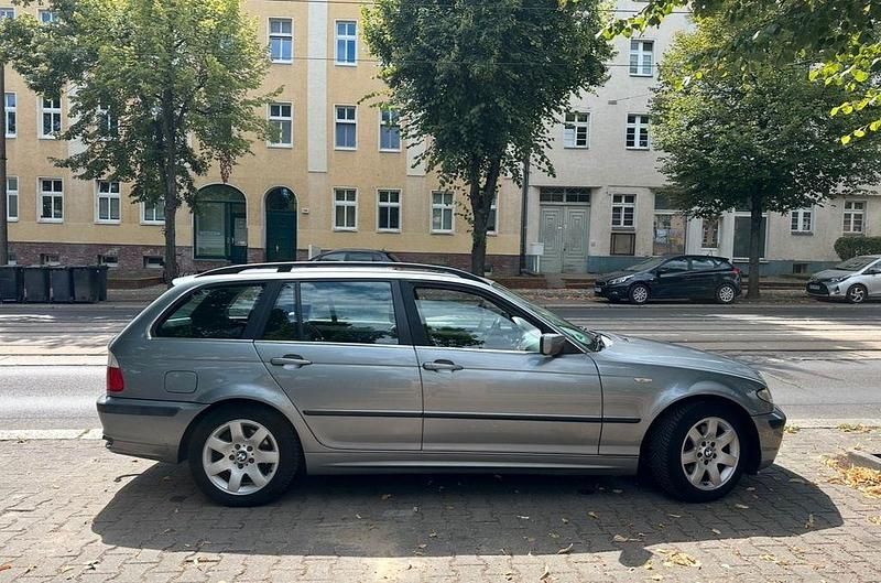 Grau Gebraucht 2004 BMW 320 Kombi | 1.350 € (Superpreis) - Bild 1/4