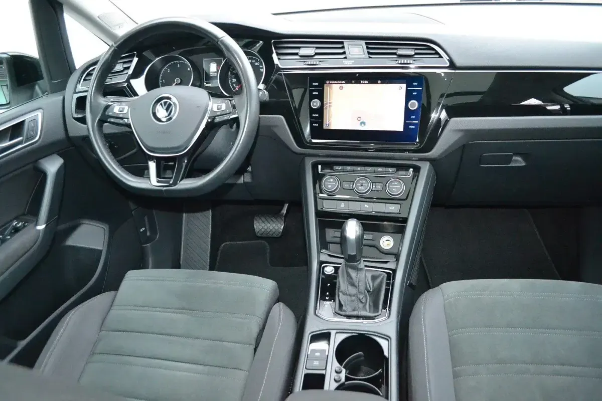 Gebraucht VW Touran Highline 150 PS (110 kW) 2021 Weiß Van / Kleinbus