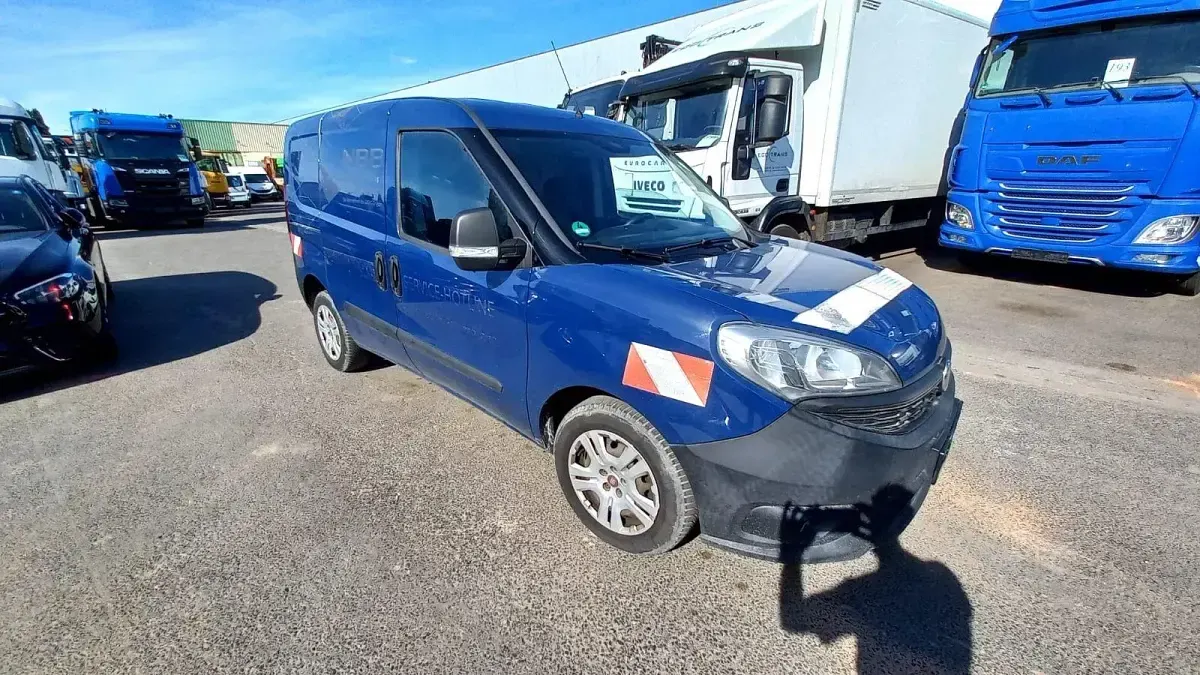 Gebraucht Fiat Doblò 101 PS (74 kW) 2016 Blau Van / Kleinbus