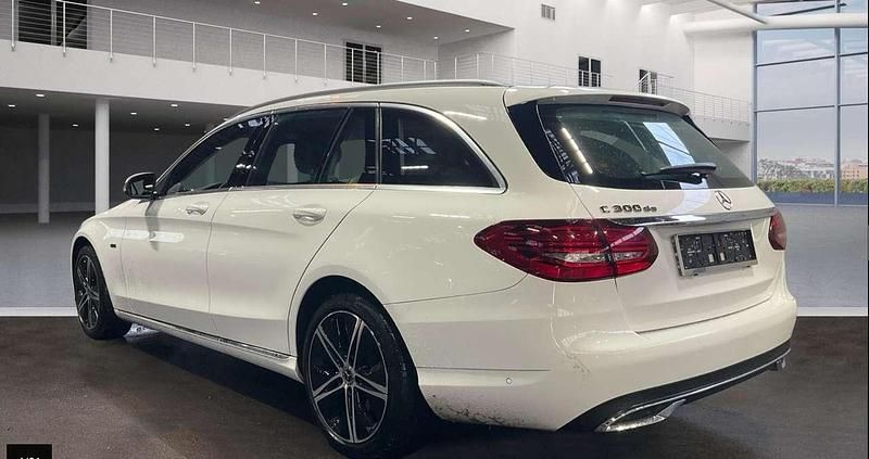 Gebraucht Mercedes C300e 194 PS (142 kW) 2021 Polarweiss  unilack Kombi
