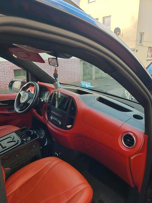 Schwarz Gebraucht 2015 Mercedes Vito Van / Kleinbus | 20.000 € - Bild 1/4