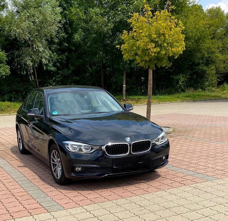 Schwarz Gebraucht 2018 BMW 318 Advantage Limousine | 17.400 € (Superpreis) - Bild 1/4