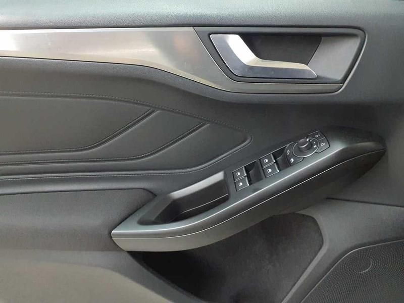 Gebraucht Ford Focus Titanium 120 PS (88 kW) 2023 Moondust silber metallic Limousine