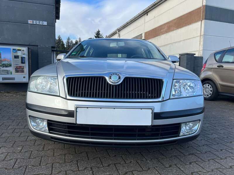 Diamantsilber metallic Gebraucht 2006 Skoda Octavia Ambiente Kombi | 2.600 € (Fairer Preis) - Bild 1/4