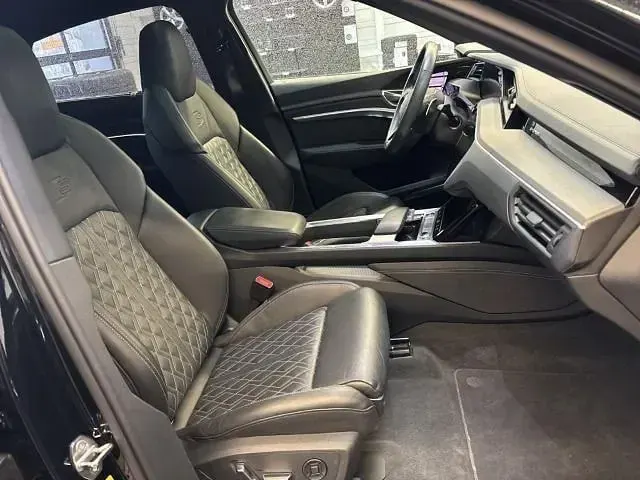 Gebraucht Audi e-tron Ambiente 369 kW (503 PS) 2023 Mythosschwarz metallic SUV