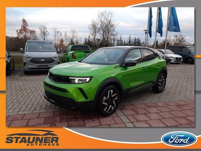 Lackierung matcha green/typ au Gebraucht 2024 Opel Mokka SUV | 19.480 € (Superpreis) - Bild 1/4