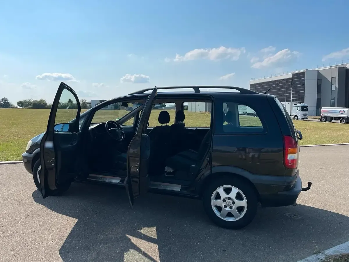 Gebraucht Opel Zafira 116 PS (85 kW) 1999 Schwarz Van / Kleinbus