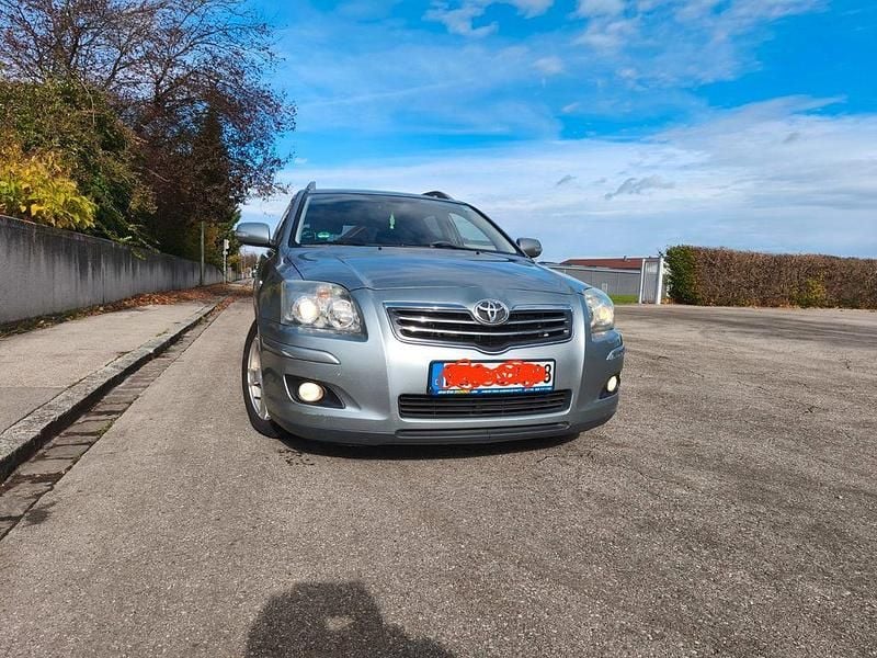 Silber Gebraucht 2007 Toyota Avensis Executive Kombi | 2.600 € (Etwas zu teuer) - Bild 1/4