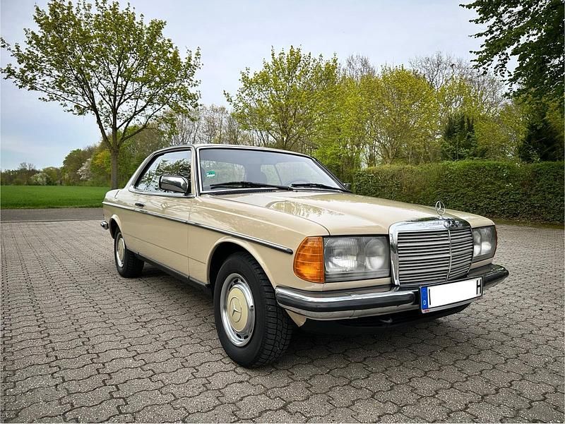 Używany Mercedes E230 136 KM (100 kW) 1983 Beżowy Coupe