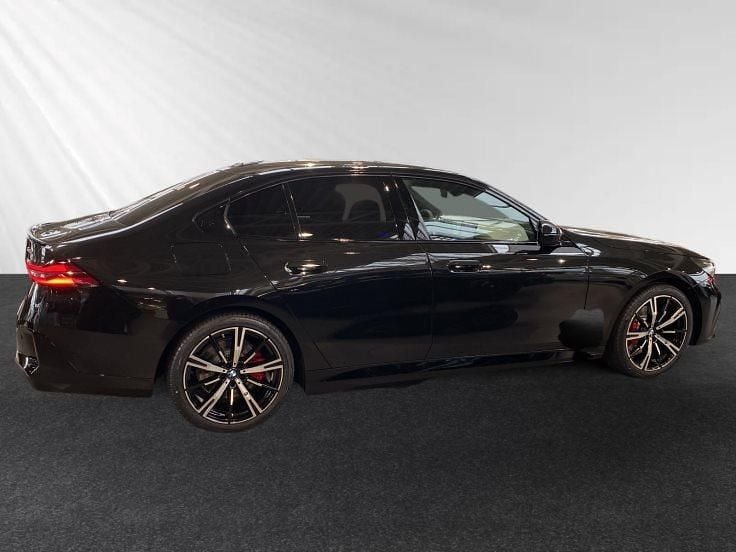 Neu BMW 520 M Sport 197 PS (144 kW) 2025 Saphirschwarz metallic Limousine