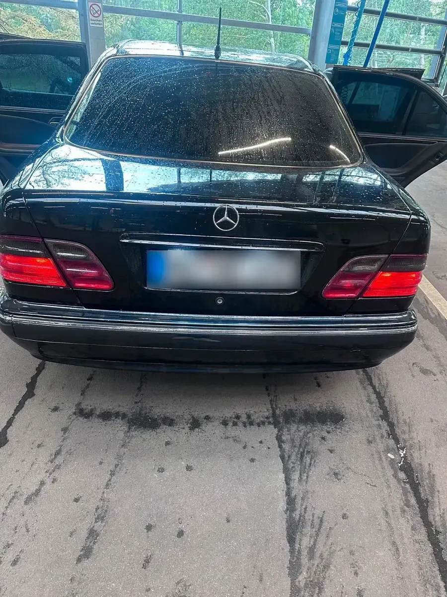 Gebraucht Mercedes E320 197 PS (144 kW) 2000 Schwarz Limousine