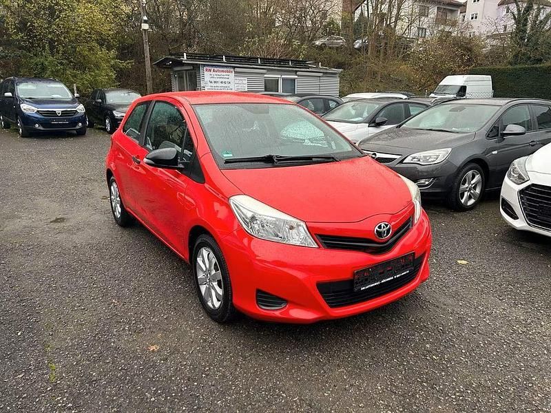 Gebraucht Toyota Yaris Cool 69 PS (50 kW) 2012 Rot Kleinwagen