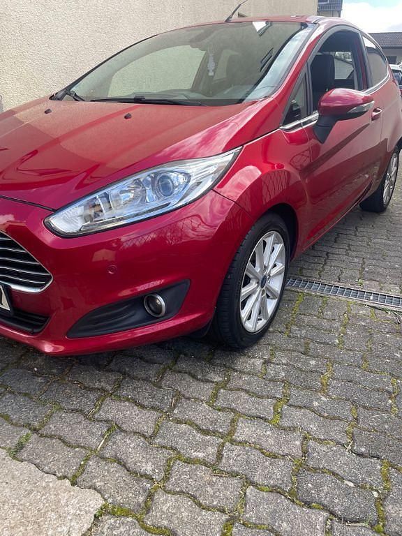 Gebraucht Ford Fiesta Titanium 101 PS (74 kW) 2016 Rot Kleinwagen