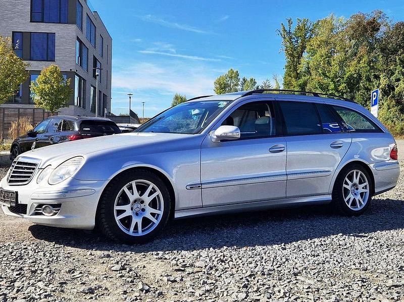 Iridiumsilber (metallic) Gebraucht 2007 Mercedes E200 Avantgarde Kombi | 6.900 € (Fairer Preis) - Bild 1/4