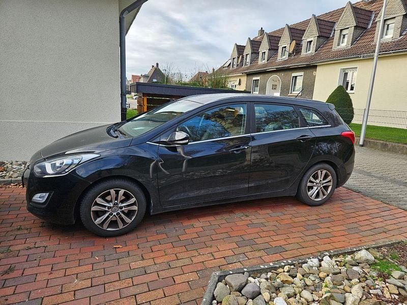Schwarz Gebraucht 2013 Hyundai i30 Intro Edition Kombi | 6.299 € (Guter Preis) - Bild 1/4