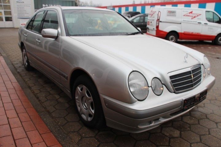 Occasion Mercedes E200 Classic 163 ch (119 kW) 2000 Argent Berline