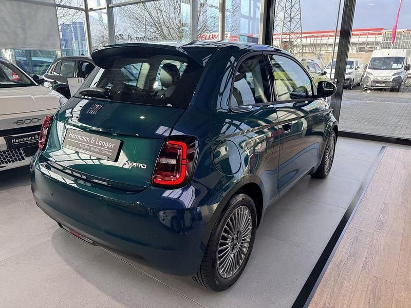 Neu Fiat 500 65 PS (47 kW) 2025 Grün Limousine