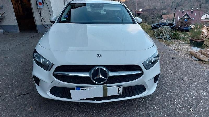Weiß Gebraucht 2021 Mercedes A250 Advanced Limousine | 27.990 € (Fairer Preis) - Bild 1/4