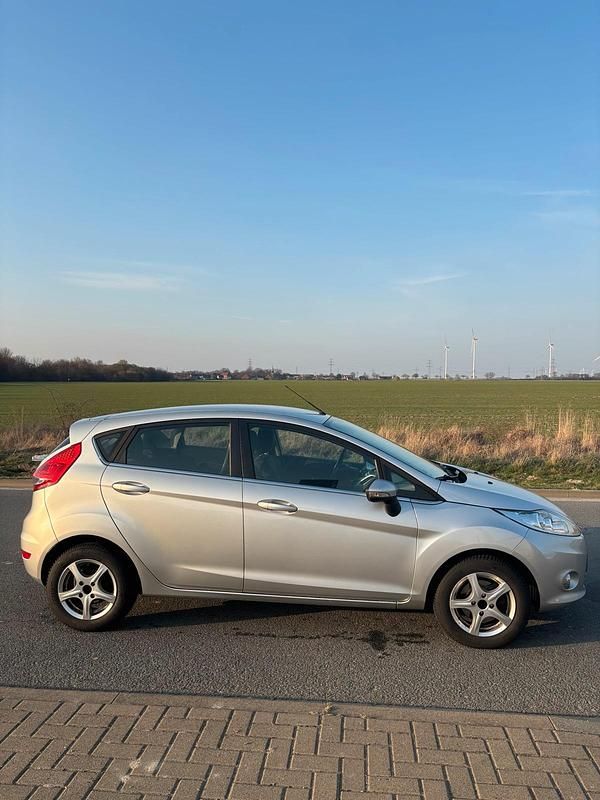 Gebraucht Ford Fiesta 82 PS (60 kW) 2010 Silber Kleinwagen